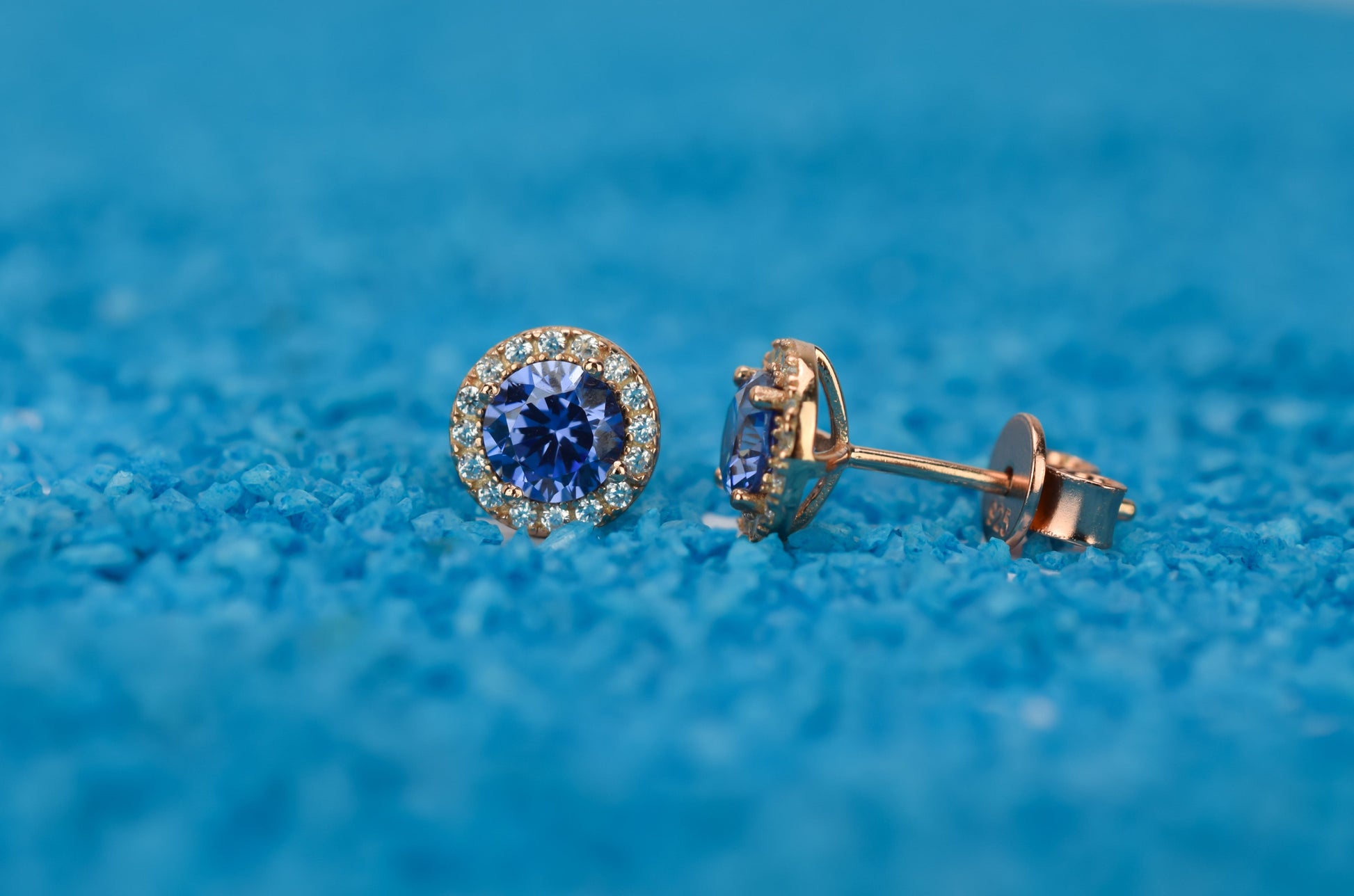 Tanaziet oorbellen, blauwe tanaziet oorknoppen, gouden tanaziet oorknoppen, oorbellen birthstone, geboortestenen oorbellen, blauwe oorbellen, blauwe oorbellen tanaziet, paarse oorbellen, violette oorbellen, roze gouden oorbellen blauw, zilveren birthstone sieraden