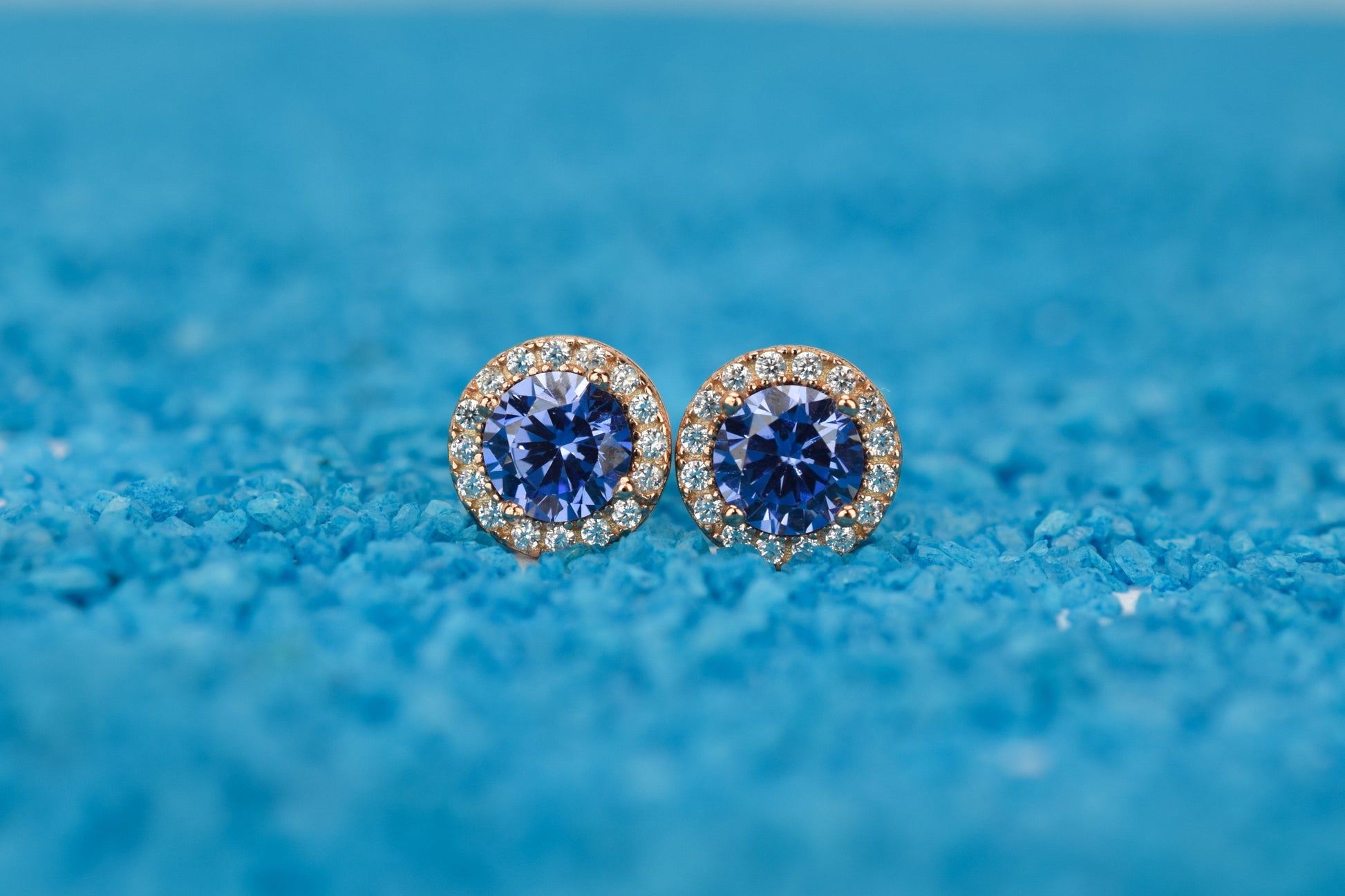 Tanaziet oorbellen, blauwe tanaziet oorknoppen, gouden tanaziet oorknoppen, oorbellen birthstone, geboortestenen oorbellen, blauwe oorbellen, blauwe oorbellen tanaziet, paarse oorbellen, violette oorbellen, roze gouden oorbellen blauw, zilveren birthstone sieraden