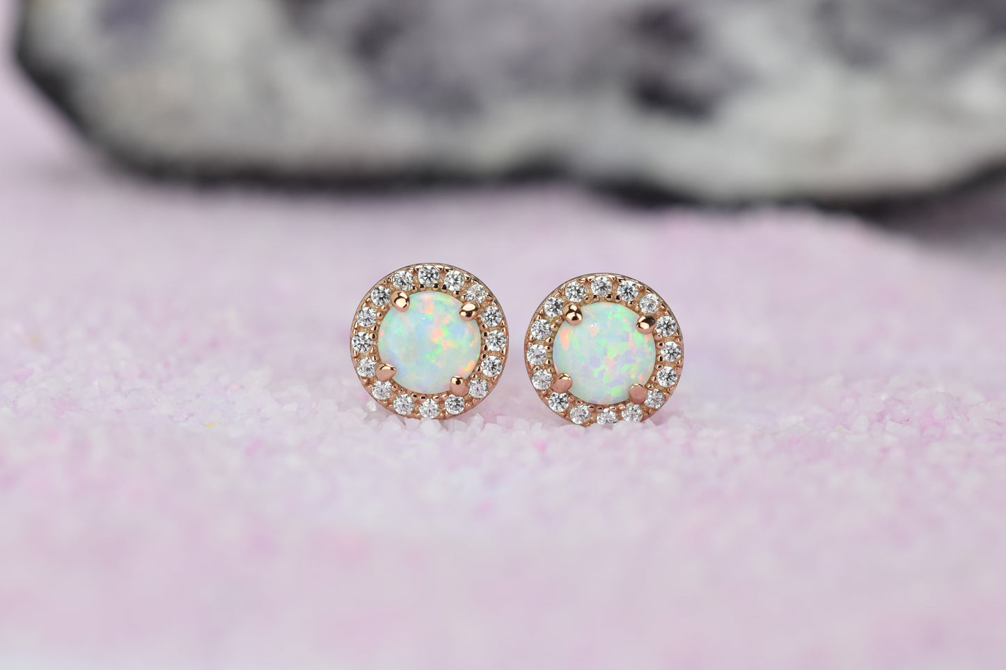 Opaal oorbellen gouden opaal oorbellen, opaal zilveren oorbellen, rosegouden opaal oorbellen, ronde opaal oorbellen, witte stenen oorbellen, birthstone opal, geboortesteen oorbellen, sieraden opaal, oktober sieraden, opaal ronde oorknoppen