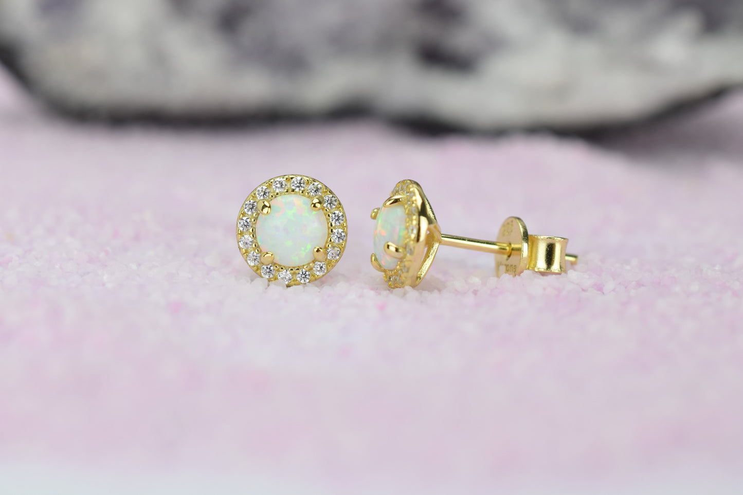 Opaal oorbellen gouden opaal oorbellen, opaal zilveren oorbellen, rosegouden opaal oorbellen, ronde opaal oorbellen, witte stenen oorbellen, birthstone opal, geboortesteen oorbellen, sieraden opaal, oktober sieraden, opaal ronde oorknoppen