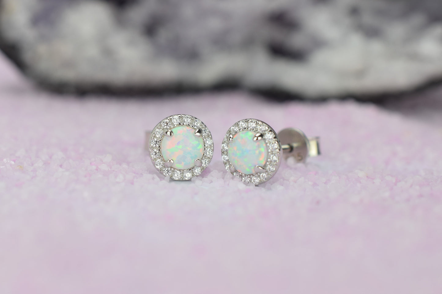 Opaal oorbellen gouden opaal oorbellen, opaal zilveren oorbellen, rosegouden opaal oorbellen, ronde opaal oorbellen, witte stenen oorbellen, birthstone opal, geboortesteen oorbellen, sieraden opaal, oktober sieraden, opaal ronde oorknoppen