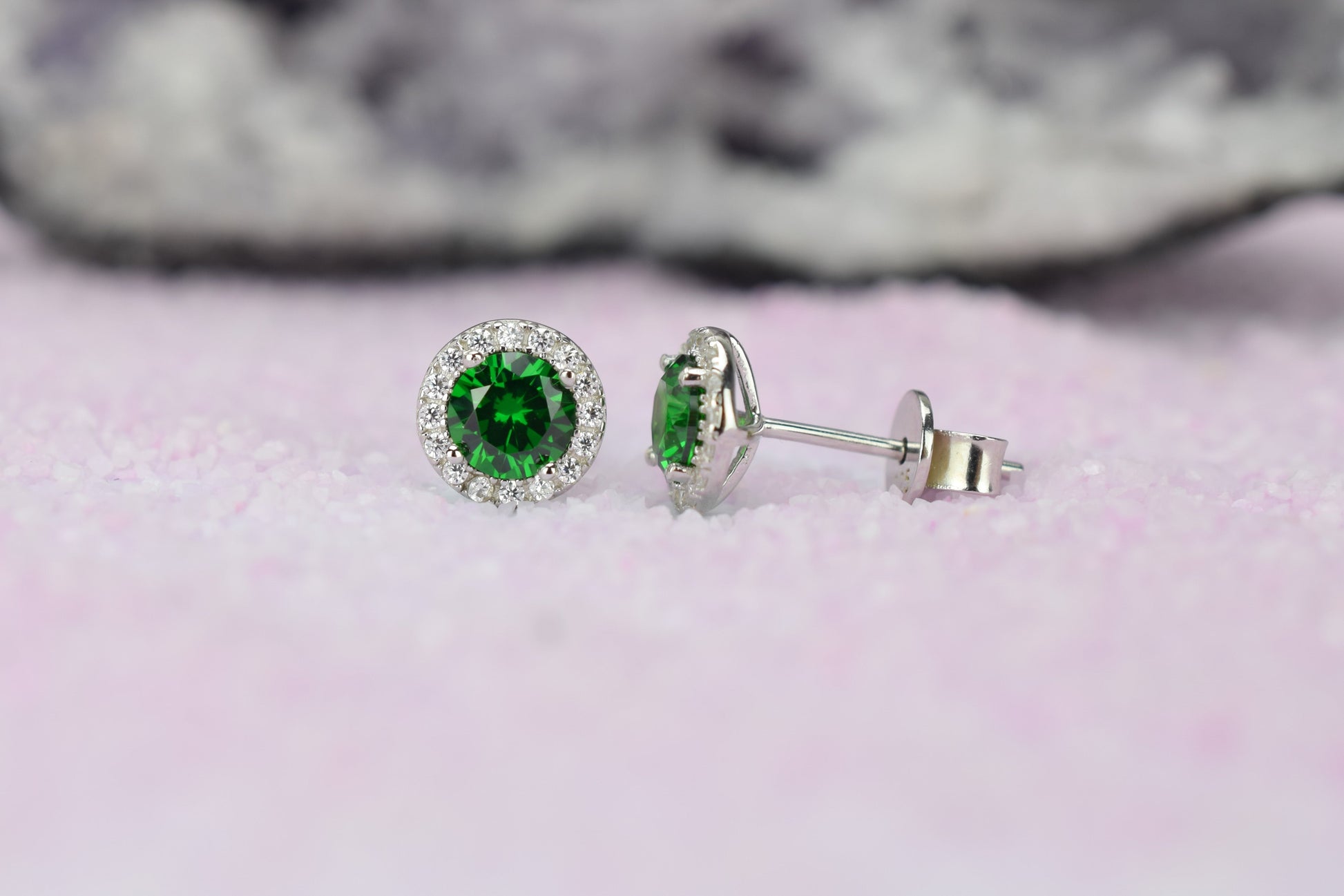 Smaragd oorbellen, gouden smaragd oorbellen, zilver smaragd oorknoppen, rosegouden smaragd oorbellen, oorbellen emarald oorbellen, birthstone oorbellen, groene oorbellen, ronde groene oorbellen, smaragd geboorte steen oorbellen, smaragd groene oorknoppen