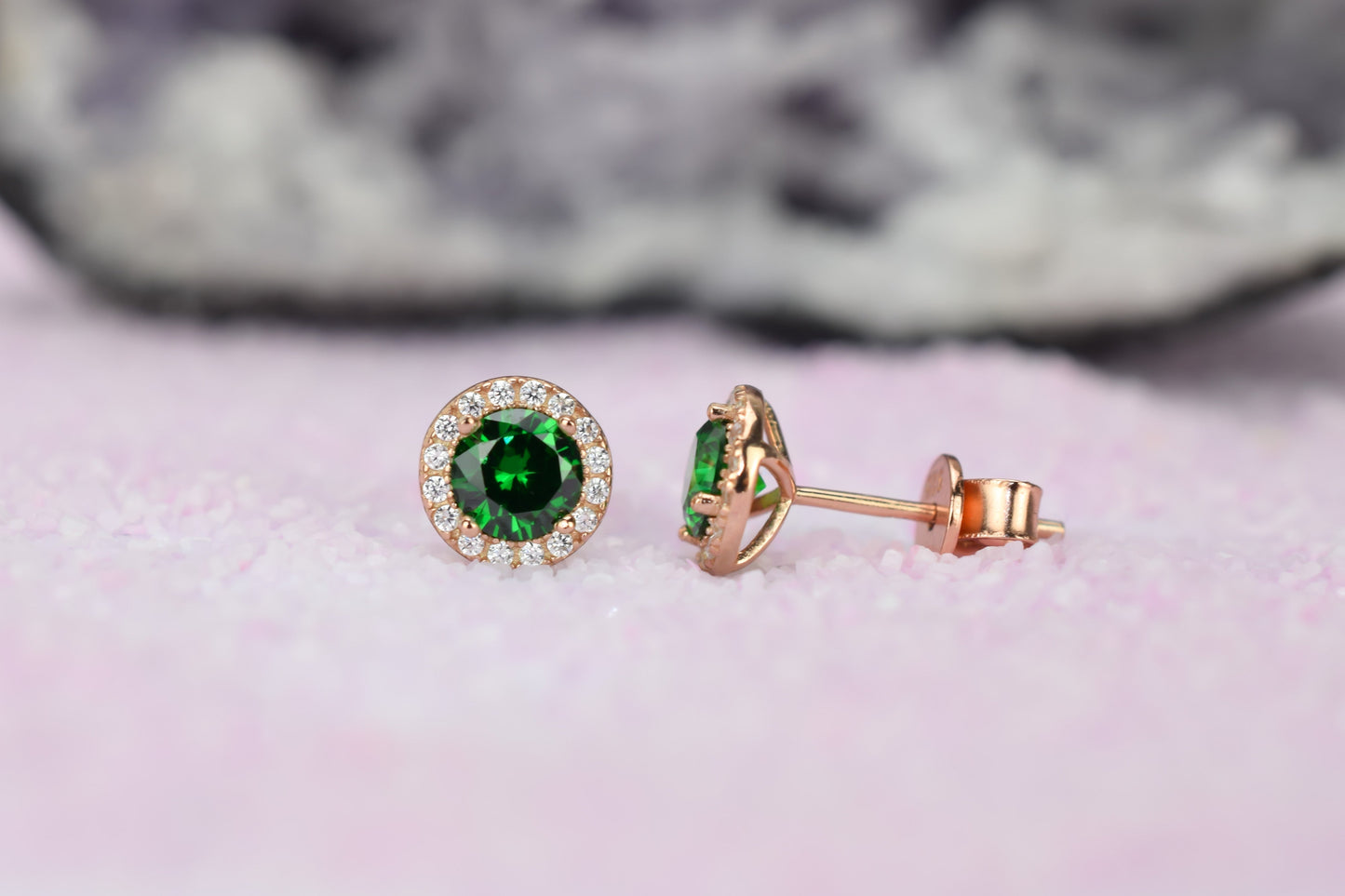 Smaragd oorbellen, gouden smaragd oorbellen, zilver smaragd oorknoppen, rosegouden smaragd oorbellen, oorbellen emarald oorbellen, birthstone oorbellen, groene oorbellen, ronde groene oorbellen, smaragd geboorte steen oorbellen, smaragd groene oorknoppen