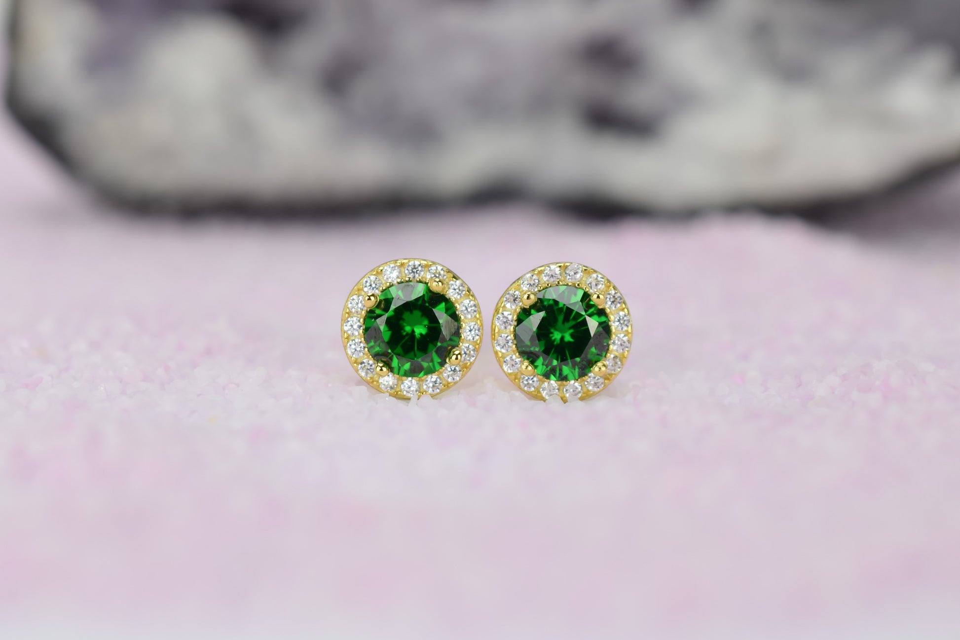 Smaragd oorbellen, gouden smaragd oorbellen, zilver smaragd oorknoppen, rosegouden smaragd oorbellen, oorbellen emarald oorbellen, birthstone oorbellen, groene oorbellen, ronde groene oorbellen, smaragd geboorte steen oorbellen, smaragd groene oorknoppen