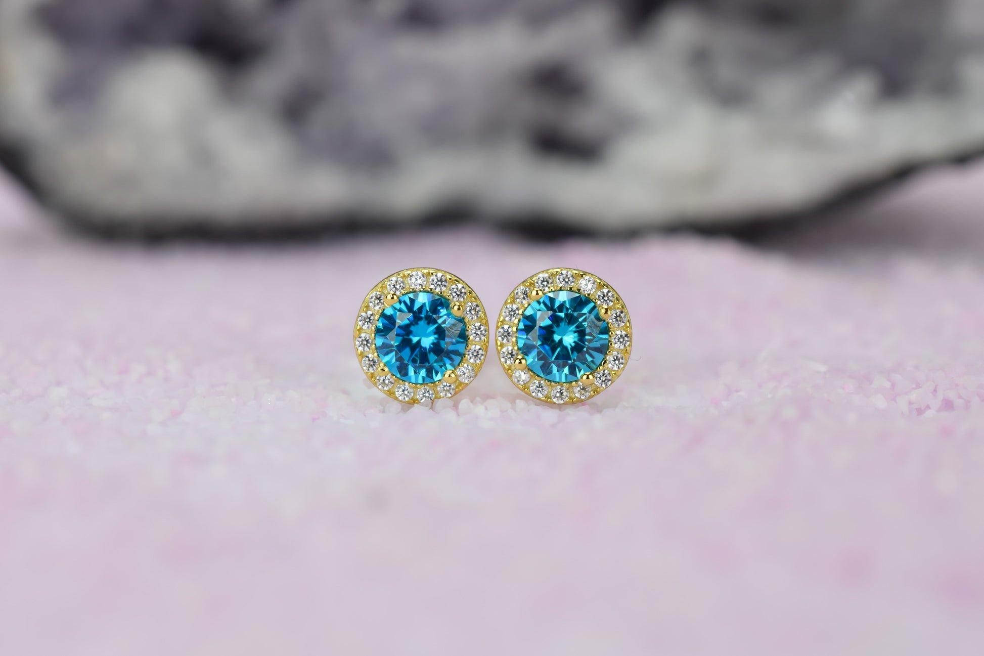 Aquamarijn soorbellen, oorbellen aquamarijn goud, zilveren aquamarijn oorbellen, blauwe oorbellen, ronde oorsieraden, aquamarijn sieraden, birthstone oorbellen, geboortesteen oorbellen maart, natturstenen aquamarijn, halo oorbellen, aquamarijn rosegoud oorbellen