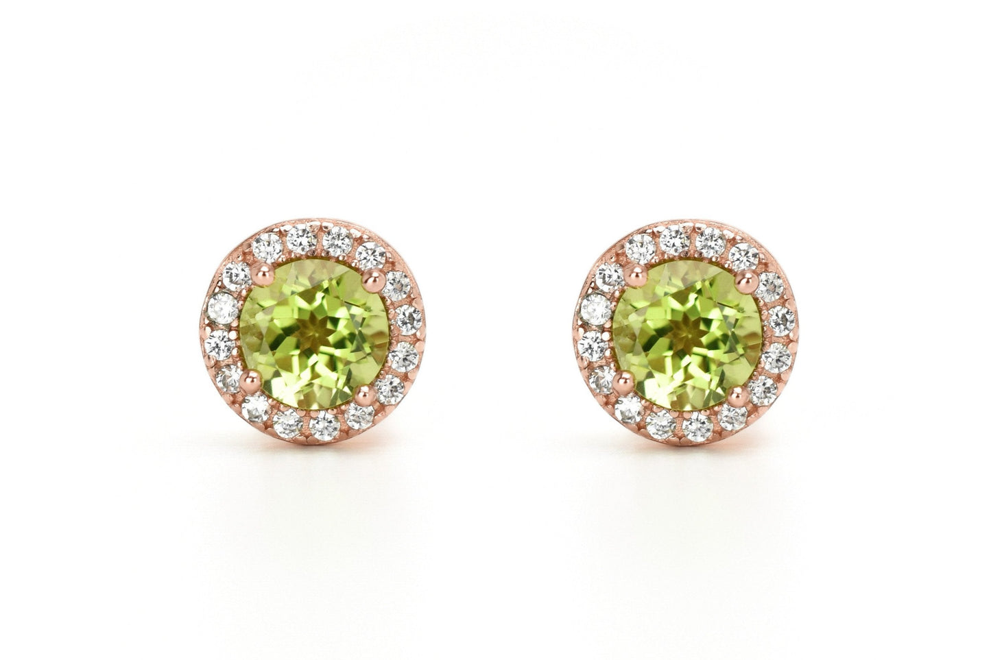 gouden peridoot soorbellen, oorknoppen peridot, groene stenen oorbellen, oorbellen met groene stenen, ooknoppen met licht groene stenen, halo peridoot oorbellen, zilveren peridoot oorbellen, zilveren groenen oorbellen, peridoot sieraden, geboortesteen peridoot, natuurlijke stenen peridoot, birthstone peridoot oorbellen